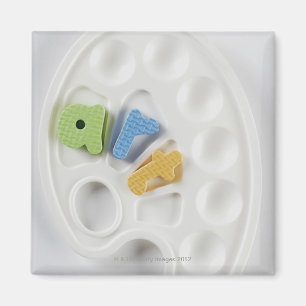 Hohe Winkelsicht von Alphabeten auf einer Palette Magnet