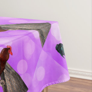 Höhepunkt in Majestät: Rooster on Dreamy Lila Glow Tischdecke