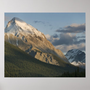 Hoher Gipfel in der Nähe von Maligne Lake, Jasper Poster