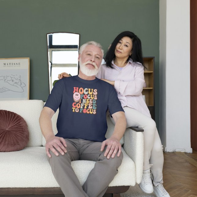 Hokus-Fokus brauchen Kaffee, um Retrotypografie zu T-Shirt (Von Creator hochgeladen)