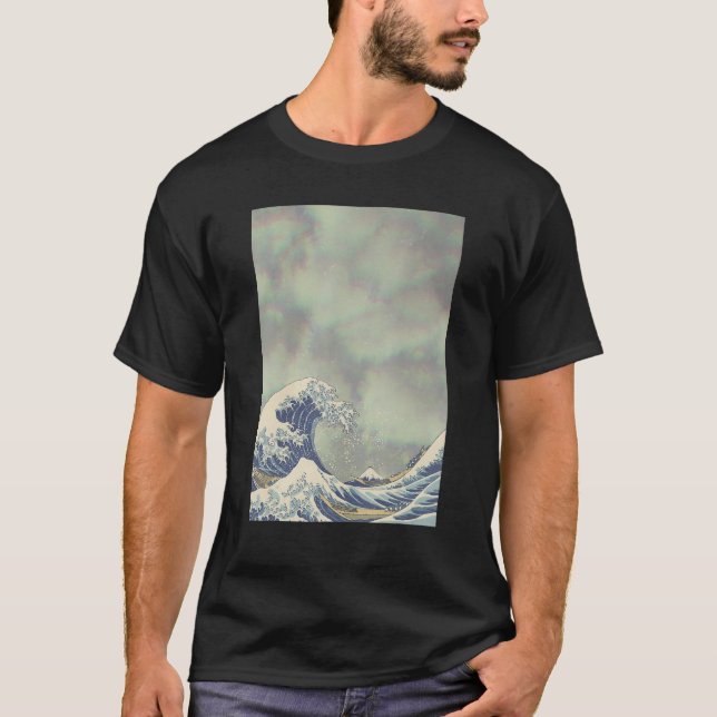 Hokusai Great Wave on Grunge Clouds T-Shirt (Vorderseite)