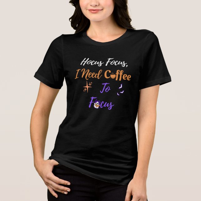 Hokusfokus Ich brauche Kaffee, um das WeihnachtsHa Tri-Blend Shirt (Vorderseite)
