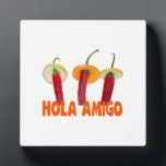 Hola Amigo Fotoplatte<br><div class="desc">Hola Amigo. Drei Paprikaschoten mit heißem Chili, drei Amigos in Sombreros. Text Hola Amigo. Hübsche Drucke, Geschenke und Shirts für Spaß und gute Laune.</div>
