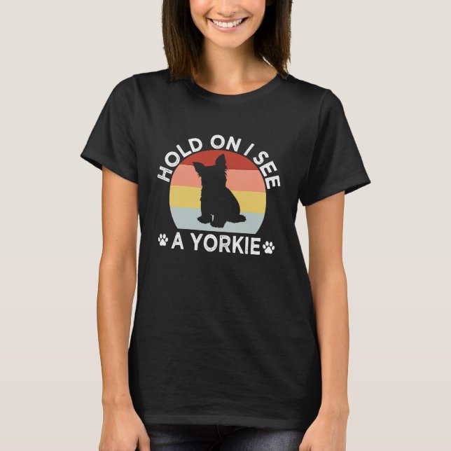 Hold On I See a Yorkie Funny Yorkshire Terrier Hum T-Shirt (Vorderseite)