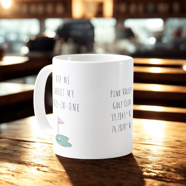 Hole-in-One-Golf-Geschenk für sie minimalistisches Kaffeetasse (Modern style with a hand-drawn retro-inspired green and pink flag detail.)