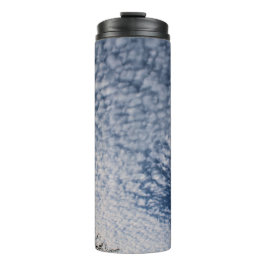 Holey Wolken bei Sonnenaufgang Thermosbecher