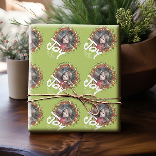Holiday Berry Wreath mit Freude und Custom Family Geschenkpapier (Personalized Photo Wrapping Paper)