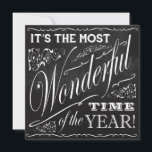 Holiday Chalkboard Art Es ist die schönste Feiertagskarte<br><div class="desc">Chalkboardkunst für den Urlaub oder das ganze Jahr.  Es ist die schönste Zeit des Jahres,  die in eleganten,  weißen Schriftart auf einem schwarzen Kalkbrett geschaffen wurde.  Modernes Vintages Ambiente.</div>