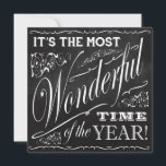Holiday Chalkboard Art Es ist die schönste Feiertagskarte<br><div class="desc">Chalkboardkunst für den Urlaub oder das ganze Jahr.  Es ist die schönste Zeit des Jahres,  die in eleganten,  weißen Schriftart auf einem schwarzen Kalkbrett geschaffen wurde.  Modernes Vintages Ambiente.</div>