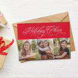 Holiday Cheer elegante drei Foto rote Karte<br><div class="desc">Diese elegante Fotokarte bietet eine Holiday Cheer-Behandlung in Weiß vor einem klassischen roten Hintergrund mit drei senkrechten Fotos. Der Rücken ist ein koordinierendes Rot mit einem heiligen Muster. Diese Urlaubskarte ist der perfekte Weg,  um Grüße an Familie und Freunde zu senden.</div>
