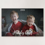 Holiday Cheer Family Foto Geschenk für Oma Puzzle<br><div class="desc">Fügen Sie Ihr eigenes fröhliches Foto zu diesem Feiertagsjubelpuzzle hinzu! Mit dem Jahr (oder Namen oder andere Textauswahl) für das perfekte Geschenk für Oma in diesem Jahr anpassen! Rätsel machen die Winteraktivität perfekt und machen noch mehr Spaß, wenn man die Gesichter, die man in der Liebe hat, und die Erinnerungen,...</div>
