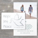 Holiday Dove Hope Joy Peace Green Typografy Foto Folienkarte<br><div class="desc">Wünschen Sie Familie und Freunden ein einfaches Geschenk der Ruhe für den Urlaub mit einem eleganten Taube ein Foto gefaltet Grußkarte. Alle Formulierungen auf dieser Vorlage (einschließlich "Hope Joy Peace" auf der Vorderseite) ist einfach zu anpassen, sodass es für Weihnachten, New Years, Hanukkah und Rosh Hashanah geeignet. Die weiße, grüne...</div>