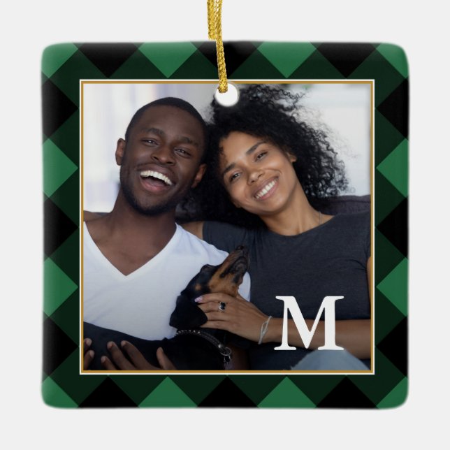 Holiday Green Kariert mit Monogram Foto Christmas Keramikornament (Vorderseite)