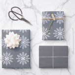 Holiday Secular Snowflake on Gray Coordination Geschenkpapier Set<br><div class="desc">Trendy und doch schöne Schneeflocken auf grauen Geschenkblättern enthalten ein massives graues Blatt für eine schöne Präsentation. Geeignet für jeden Urlaub oder jedes Wintergeschenk! Vielen Dank für Ihre Aufmerksamkeit; wir schätzen Ihr Geschäft bei Paws Charming.</div>