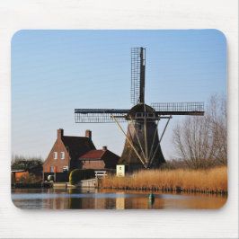 Hollandse Molen aan de waterkant. Mousepad