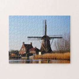 Hollandse Molen aan de waterkant. Puzzle