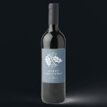 Holly and Berries Blue Christmas Weinetikett<br><div class="desc">Fügen Sie dieses festliche Etikett zu Ihrem Geschenk des Weines an diesem Weihnachtsfest. Eine Grafik mit heiligen Blätter und Beeren erscheint in Weiß auf einem schönen pastellblauen Hintergrund. Eine einfache Nachricht "Frohe Weihnachten" erscheint unter der Grafik zusammen mit einem benutzerdefinierten Text für Ihren Namen.</div>