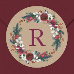Holly and Pine Christmas Wreath Monogram Runder Aufkleber<br><div class="desc">Individuell bedruckte Aufkleber personalisiert mit Ihrem Monogramm-Initial- oder anderen benutzerdefinierten Text in einem grünen und bordeauxfarbenen Kranz auf einem Imitat-Kraftpapier-Hintergrund. Verwenden Sie die Designtools,  um die Schriftart und Farben zu bearbeiten,  Ihre eigenen Fotos hinzuzufügen und einen Umschlag Aufkleber für Feiertagskarten,  Hochzeitseinladungen oder jede Gelegenheit zu erstellen.</div>