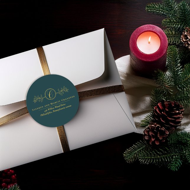 Holly | Berries Faux Gold Monogram Return Address Runder Aufkleber (Elegant Holly and Berries with Gold Monogram Return Address Dark Teal Green Classic Round Sticker)