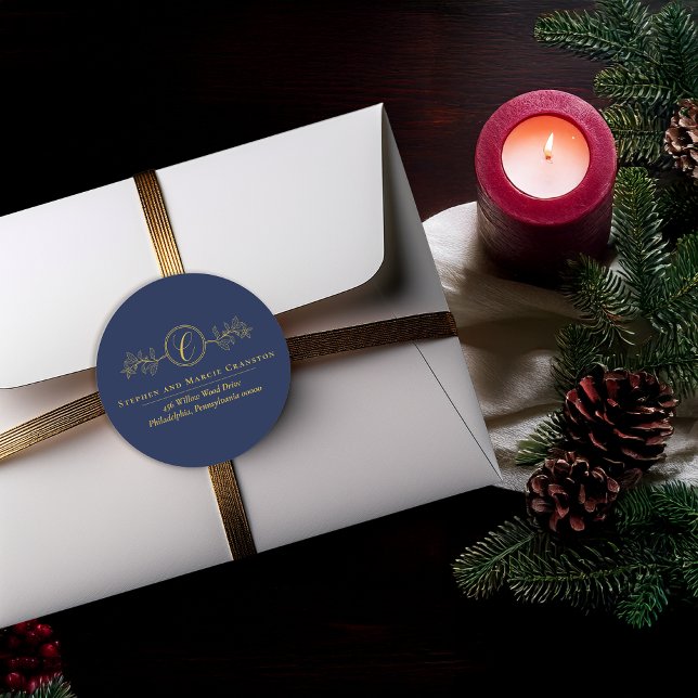 Holly | Berries Faux Gold Monogram Return Address Runder Aufkleber (Elegant Holly and Berries with Gold Monogram Return Address Dark Blue Classic Round Sticker)