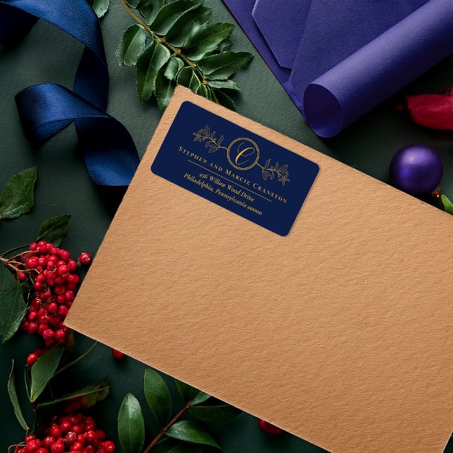 Holly | Berries Imitats Gold Monogram Rücksendeadr Adressaufkleber (Elegant Holly and Berries Faux Gold Monogram Address Return Address Label - Dk Blue | Gold Tone)