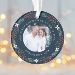 Holly Berry Wreath First Christmas Wedding Foto Ornament<br><div class="desc">Feierliche, elegante Weihnachtsschmuck mit 2 Ihrer Lieblings-Hochzeitsfeiern, umgeben von einem Kranz aus heiligen Beeren, grünem Eukalyptus und weißen Blume mit mariniertem Hintergrund. Der Ornament zeigt "Unser erstes Weihnachten als Herr. & Mrs." in weißem Text vorne und hinten. Personalisieren Sie das Ornament durch Hinzufügen Ihrer Fotos, Nachnamen und das Jahr. Perfektes...</div>