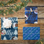 Holly Jolly Foto Collage Dark Blue Christmas Geschenkpapier Set<br><div class="desc">Erstellen Sie Ihr eigenes personalisiertes Weihnachtsverpackungspapier mit diesem Foto Collage Template Design in Holly Jolly-Farbtönen von reich dunkelblau. Lade deine Fotos in die runden Vorlagen hoch, in denen sie zum O im Typografie-Muster HOLLY und JOLLY werden, eines in Weich-Pastellblau auf Dunkelblau und eines in lebendigem Saphir auf dunkelmarineblau-Hintergrund. Unter dem...</div>