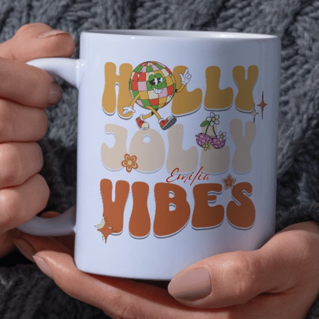 Holly Jolly Vibe Retro Groovy Brown Weihnachtsname Tasse (Von Creator hochgeladen)
