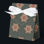 Holly Star Green Fevor Box Geschenkschachtel<br><div class="desc">Dieses festliche und elegante Muster verleiht Ihren Feriendekorationen einen alten Charme. Der heilig umringte Stern erinnert an ein keltisches Design. Der Hintergrund hat ein subtiles Design von Natur und blattinspiriert Schneeflocken. Die Farben und heiligen Kunstwerke in diesem Design stimmen mit allen Stücken der Kollektion "Yuletide Blessings" überein. Das bietet unendlich...</div>