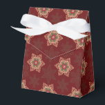 Holly Star Red Favor Box Geschenkschachtel<br><div class="desc">Dieses festliche und elegante Muster verleiht Ihren Feriendekorationen einen alten Charme. Der heilig umringte Stern erinnert an ein keltisches Design. Der Hintergrund hat ein subtiles Design von Natur und blattinspiriert Schneeflocken. Die Farben und heiligen Kunstwerke in diesem Design stimmen mit allen Stücken der Kollektion "Yuletide Blessings" überein. Das bietet unendlich...</div>