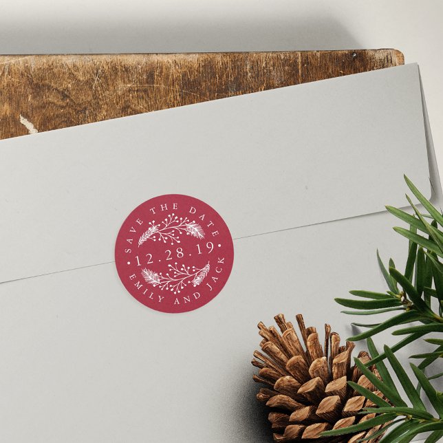 Holly und Pine | Winter Save the Date Runder Aufkleber (Von Creator hochgeladen)