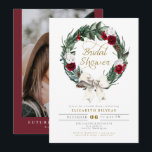 HOLLY Winter Christmas Burgundy Brautparty  Einladung<br><div class="desc">Diese Brautdusche lädt mit einem farbenfrohen, bordeauxroten Blumenkranz und Kiefernkranz sowie einem lustigen goldenen Schriftart ein. Editieren Sie einfach *most*, um Ihren Eventbedürfnissen gerecht zu werden. Ändern Sie die Hintergrundfarbe und fügen Sie Ihr eigenes Foto zur Rückseite mit einem Foto für eine persönliche Touch hinzu. Diese Brautdusche lädt zu Weihnachten,...</div>