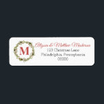 Holly Wreath Christmas | Holiday Monogram Label<br><div class="desc">Ihre Empfänger werden begeistert sein von diesem festlichen olivgrün und duskig roten heiligen Kranz-Urlaubsparameter Monogramm und dem ersten Design,  das für Ihren Weihnachtsurlaub und Ihre Hochzeitsfeier ideal ist.</div>