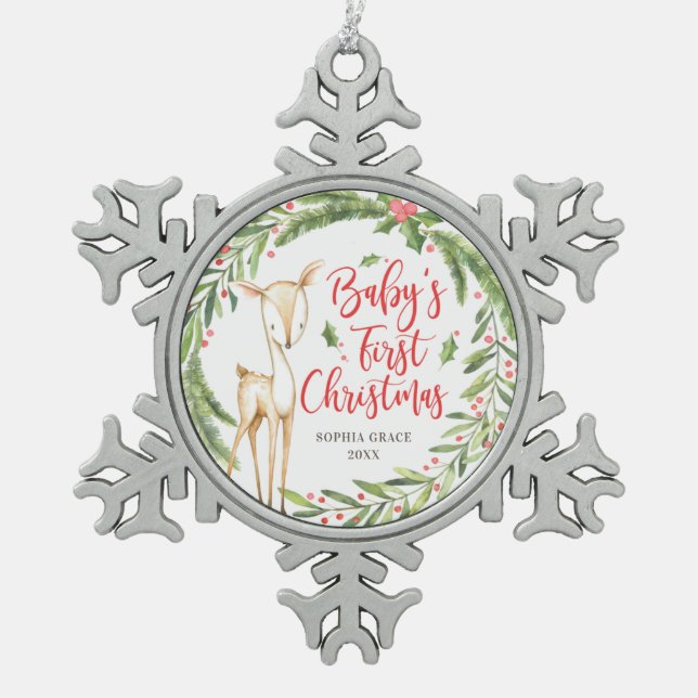 Holly Wreath Deer Baby's First Christmas Schneeflocken Zinn-Ornament (Vorderseite)