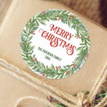 Holly Wreath Familienname Christmas White Runder Aufkleber<br><div class="desc">Fügen Sie Ihren Geschenken eine Touch feierlichen Charmes hinzu mit diesem weißen Rundaufkleber mit einem klassischen Weihnachtskranz. Passen Sie es mit dem Namen Ihrer Familie und der "Fröhlichen Weihnachtsbotschaft" für ein warmes und einladendes Ambiente an.</div>