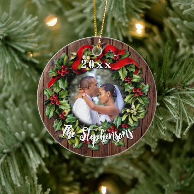 Holly Wreath First Christmas Couple Wedding Foto Keramik Ornament (Baum)