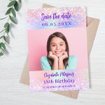 Holografisch rosa lila Foto Quinceanera Save The Date<br><div class="desc">Ein modernes und elegantes Save the Date für eine Quinceañera. Holografischer,  rosa,  lila,  minzgrüner Hintergrund. Personalisieren und hinzufügen eines Fotos,  Datums und Namens.</div>
