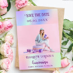Holografisch rosa lila Foto-Skript Quinceanera Save The Date<br><div class="desc">Ein modernes und elegantes Save the Date für eine Quinceañera. Holografischer,  rosa,  lila,  minzgrüner Hintergrund. Personalisieren und hinzufügen eines Fotos,  Datums und Namens.</div>