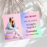 Holografisch rosa lila Foto-Skript Quinceanera Save The Date<br><div class="desc">Ein modernes und elegantes Save the Date für eine Quinceañera. Holografischer,  rosa,  lila,  minzgrüner Hintergrund. Personalisieren und hinzufügen eines Fotos,  Datums und Namens.</div>