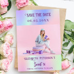 Holografisch rosa lila Foto Skript Sweet 16 Save The Date<br><div class="desc">Ein modernes und elegantes Save the Date für einen süßen 16. Holografischer,  rosa,  lila,  minzgrüner Hintergrund. Personalisieren und hinzufügen eines Fotos,  Datums und Namens.</div>
