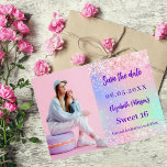Holografisch rosa lila Foto Sweet 16 Save The Date<br><div class="desc">Ein modernes und elegantes Save the Date für einen süßen 16. Holografischer,  rosa,  lila,  minzgrüner Hintergrund. Personalisieren und hinzufügen eines Fotos,  Datums und Namens.</div>