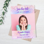 Holografisch rosa lila Foto Sweet 16 Save The Date<br><div class="desc">Ein modernes und elegantes Save the Date für einen süßen 16. Holografischer,  rosa,  lila Hintergrund mit Konfetti. Personalisieren und hinzufügen eines Fotos,  Datums und Namens.</div>