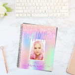 Holografischer Name des rosa lila Fotos Planer<br><div class="desc">Ein regenbogenfarbener Hintergrund in lila, rosa mit elegantem Rosa und lila Tropfen, Maltropfen-Look. Personalisieren und fügen Sie Ihr eigenes Foto, Name und ein Jahr. Der Name ist grau geschrieben mit einem großen, modernen, handgeschriebenen Stil-Skript mit Swashes. Um die Swashes behalten, löschen Sie nur den Beispielnamen, verlass die Leerzeichen oder Emoji's...</div>
