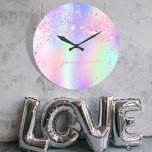 Holografisches Einhorn-Glitzer-Regenbogenmonogramm Große Wanduhr<br><div class="desc">Ein angesagter holografischer Hintergrund mit Einhorn- und Regenbogenfarben in Rosa, lila, Rose Gold, Minzgrün. Dekoriert mit Imitaten Glitzer Staub in Rosa und lila. Personalisieren und fügen Sie einen Namen, geschrieben mit einem modernen handgeschriebenen Stil Skript mit Swashes. rosa Buchstaben. Um die Swashes behalten, löschen Sie nur den Beispielnamen, verlass die...</div>