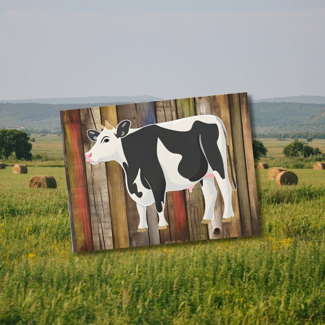 Holstein-Kuh mit altem Brett im Hintergrund Postkarte (Von Creator hochgeladen)