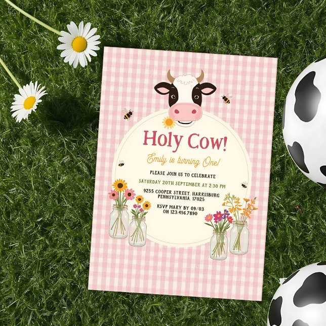 Holy Cow Floral Pink Gingham Girl 1st Birthday Einladung (Holy Cow Girl Birthday Invitation Pink Gingham 1st Birthday Party Invite with Flowers and Cow)