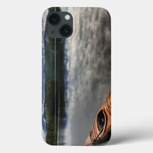 Holz-Kajak am Ufer des Beaver Lake iPhone 13 Hülle