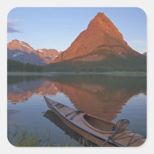 Holz-Kajak im Swiftcurrent Lake bei Sonnenaufgang Quadratischer Aufkleber
