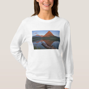 Holz-Kajak im Swiftcurrent Lake bei Sonnenaufgang T-Shirt