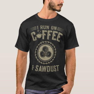 Holzbearbeitung ich laufe auf Kaffee und Sägemehl T-Shirt